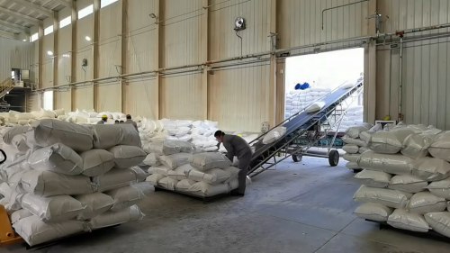 紡織工業(ye) 用陰離子聚丙烯酰胺產(chan) 品裝車,水處理劑運輸流程 紡織工業(ye) 陰離子聚丙烯酰胺產(chan) 品裝車,優(you) 化水處理解決(jue) 方案