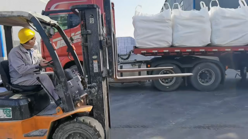 聚丙烯酰胺增稠劑在廠區裝車，滿足各行業(ye) 需求