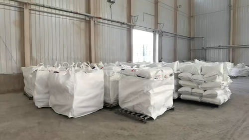 工業(ye) 級聚丙烯酰胺貨源裝車，汙水處理產(chan) 品運輸中