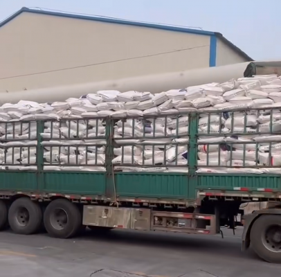 鶴崗焦化廠產(chan) 品裝車現場，工人正在使用聚丙烯酰胺處理廢水，提升生產(chan) 效率