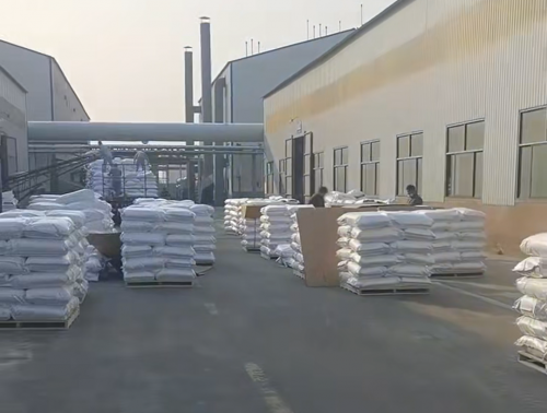 焦化廠工廠車間產(chan) 品裝車，聚丙烯酰胺助力廢水和汙泥脫水處理