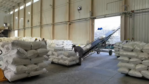 工廠廠區聚丙烯酰胺產(chan) 品裝車，準備運輸到客戶