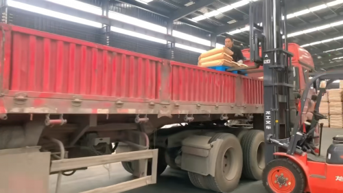 聚丙烯酰胺產(chan) 品在工廠廠區裝車，滿足汙水處理需求