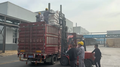 聚丙烯酰胺陰離子與(yu) 陽離子產(chan) 品在工廠裝車，出口運輸中