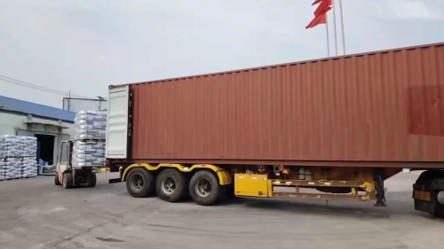 大渡口工廠產(chan) 品裝車，聚丙烯酰胺懸浮劑混凝劑運輸