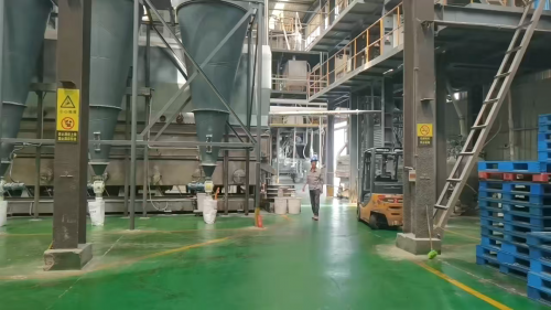 聚丙烯酰胺懸浮劑裝車，混凝劑水處理藥劑運輸