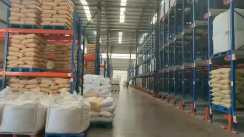 聚丙烯酰胺混凝劑裝車過程，汙水處理藥劑配送