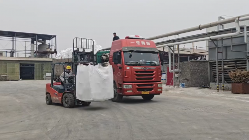 吉林高分子量聚丙烯酰胺裝車現場，展示了產(chan) 品運輸的實際操作。