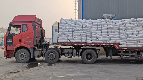 高分子量聚丙烯酰胺產(chan) 品在工廠廠區裝車，確保快速配送。