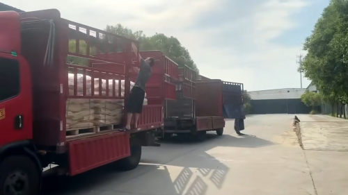 在赤峰工廠廠區，聚丙烯酰胺產(chan) 品正準備發往各大客戶，展示穩定的供應鏈能力。