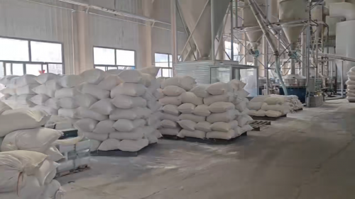 鋼鐵廠汙水處理專(zhuan) 用聚丙烯酰胺裝車運輸，嚴(yan) 格包裝，保證產(chan) 品質量。