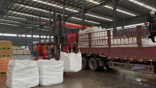 礦山用聚丙烯酰胺產(chan) 品裝車發貨，適用於(yu) 礦山廢水處理