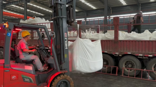 聚丙烯酰胺廠家工廠實景,打樁泥漿汙水處理藥劑生產(chan) 基地 打樁泥漿汙水處理專(zhuan) 用聚丙烯酰胺生產(chan) 工廠全景,倉(cang) 庫與(yu) 物流裝車現場