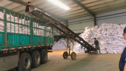 聚丙烯酰胺PAM生產(chan) 商裝車現場，銅陵工廠產(chan) 品整裝待發