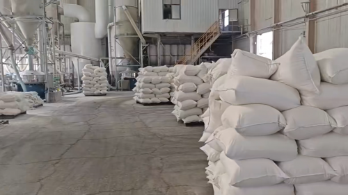 聚丙烯酰胺產(chan) 品裝車現場，煤礦廢水處理藥劑運輸準備