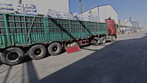 工廠產(chan) 品裝車，聚丙烯酰胺運輸至煤礦廢水處理項目