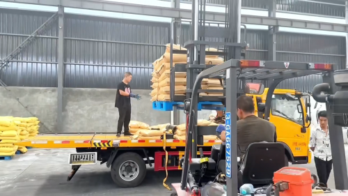 工廠廠區裝車場景,產(chan) 品正在裝載 工廠廠區內(nei) 裝車現場,產(chan) 品正在準備發貨