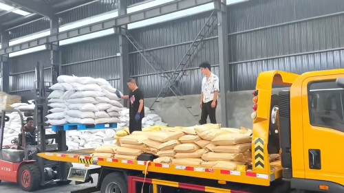 聚丙烯酰胺產(chan) 品裝車現場,確保及時發貨 聚丙烯酰胺產(chan) 品裝車,準備送往客戶
