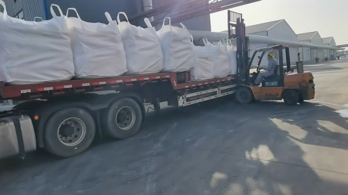 福建高粘度進口聚丙烯酰胺產(chan) 品裝車現場，確保快速配送到客戶