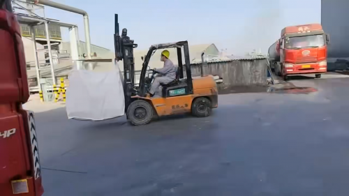 工廠廠區內(nei) 聚丙烯酰胺產(chan) 品裝車過程，精準高效