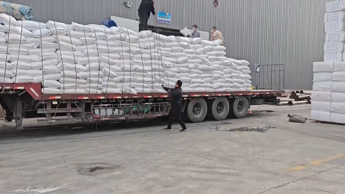 聚丙烯酰胺裝車，準備發貨至洗沙場，工廠生產(chan) 線