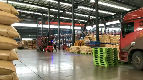 內(nei) 蒙古聚丙烯酰胺產(chan) 品裝車現場，展示水處理行業(ye) 用絮凝劑