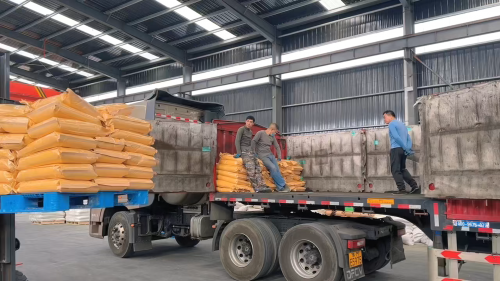 聚丙烯酰胺生產(chan) 廠區，聚丙烯酰胺裝車運輸中