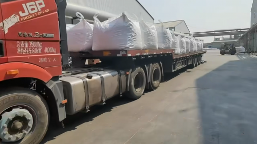 聚丙烯酰胺產(chan) 品裝車過程，準備運往各大洗沙廠。