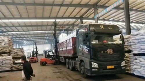 聚丙烯酰胺產(chan) 品裝車中，工廠高效生產(chan) 與(yu) 物流作業(ye) 。