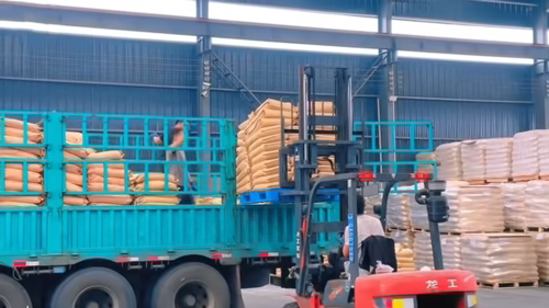 聚丙烯酰胺產(chan) 品在工廠廠區裝車，專(zhuan) 注於(yu) 礦山廢水處理。