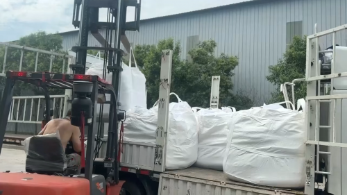 本溪聚丙烯酰胺助凝劑廠區整齊裝車，助力高效汙水處理