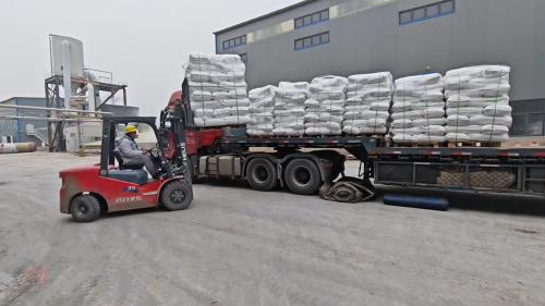 福州環保聚丙烯酰胺廠家產(chan) 品裝車現場，展示高效水處理藥劑出貨