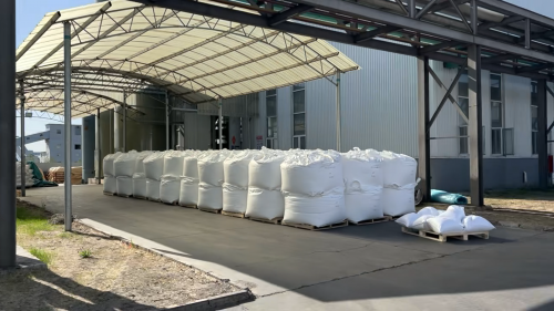 綿竹聚丙烯酰胺絮凝劑工廠廠區裝車現場