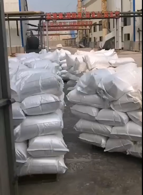 裝載聚丙烯酰胺的卡車在工廠廠區準備發貨