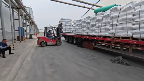 聚丙烯酰胺產(chan) 品裝車準備，洗煤絮凝劑直供現場