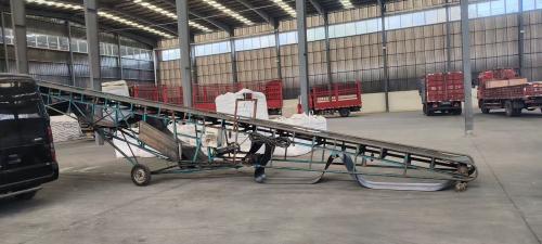 工業(ye) 聚丙烯酰胺產(chan) 品裝車運輸，焦化廠汙水處理PAM投放前準備