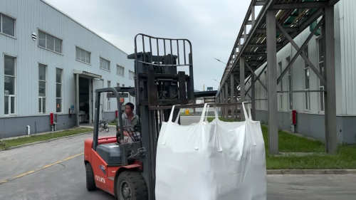 南寧聚丙烯酰胺廠家產(chan) 品裝車現場，高質量PAM批量出貨