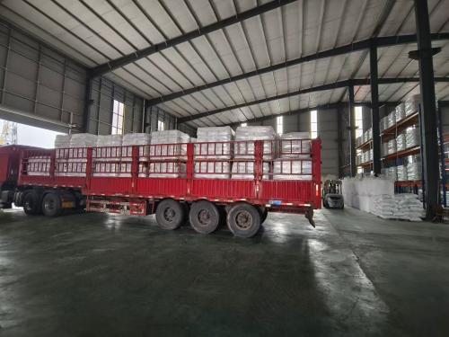 張家口聚丙烯酰胺助凝劑工廠廠區產(chan) 品裝車現場