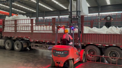 長沙聚丙烯酰胺藥劑整箱運輸準備中