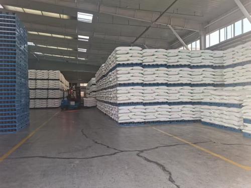 工廠工作人員裝載聚丙烯酰胺沉澱劑到運輸車輛