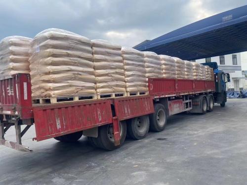 工廠裝車現場陽離子PAM產(chan) 品準備投入汙泥處理