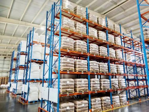 PAM陽離子汙泥處理原料在廠區裝車運輸準備