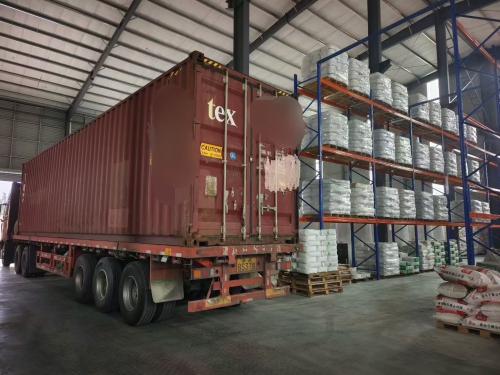 工廠裝車作業(ye) 陽離子PAM產(chan) 品用於(yu) 汙泥脫水和絮凝