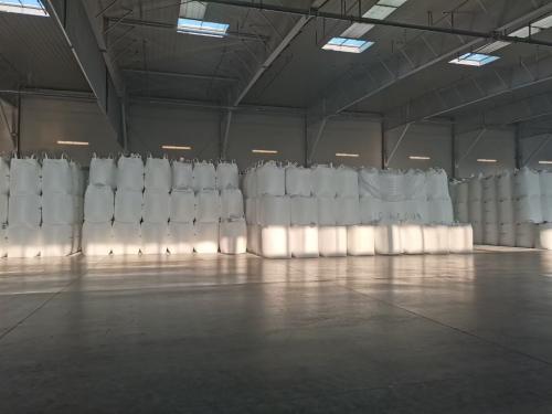 聚丙烯酰胺產(chan) 品裝車運輸準備照片