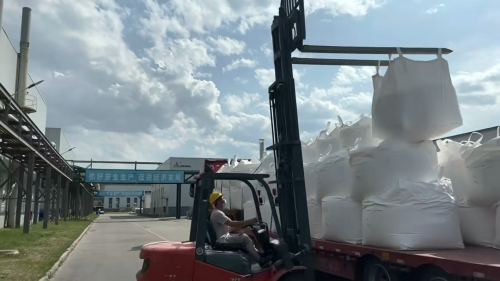 高效PAM混凝劑裝車 南寧聚丙烯酰胺混凝劑產(chan) 品裝車現場