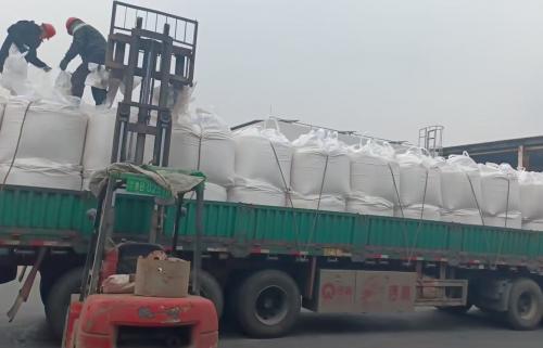 優(you) 質聚丙烯酰胺助凝劑批發發運現場 山東(dong) 東(dong) 達聚合物化工有限公司聚丙烯酰胺助凝劑裝車完畢準備發運