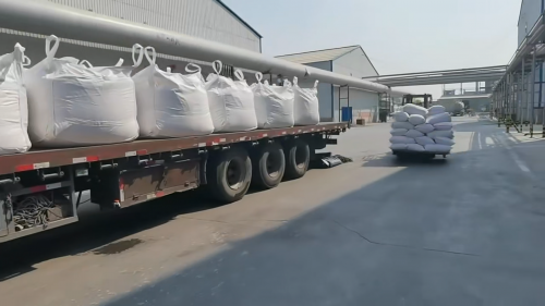 山東(dong) 東(dong) 達聚合物化工有限公司產(chan) 品裝車現場