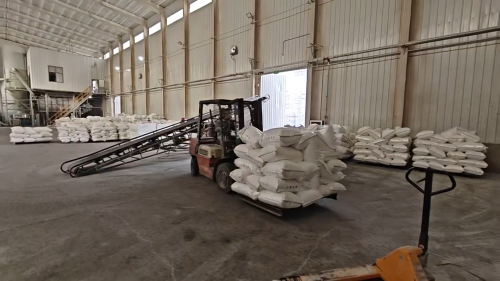 山東(dong) 東(dong) 達聚合物化工廠區聚丙烯酰胺白藥產(chan) 品裝車照片