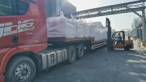 山東(dong) 東(dong) 達聚合物化工有限公司廠區聚丙烯酰胺裝車現場