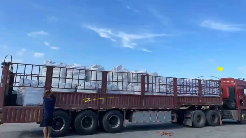 高品質聚丙烯酰胺產(chan) 品在廠區裝車運輸